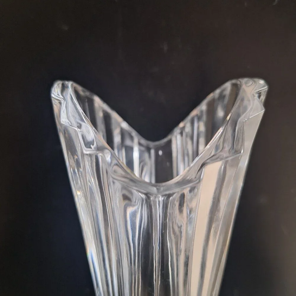 Clear Crystal Glass Swirl Design Fluted Vase Elegant Modern‎ Home Decor Accent